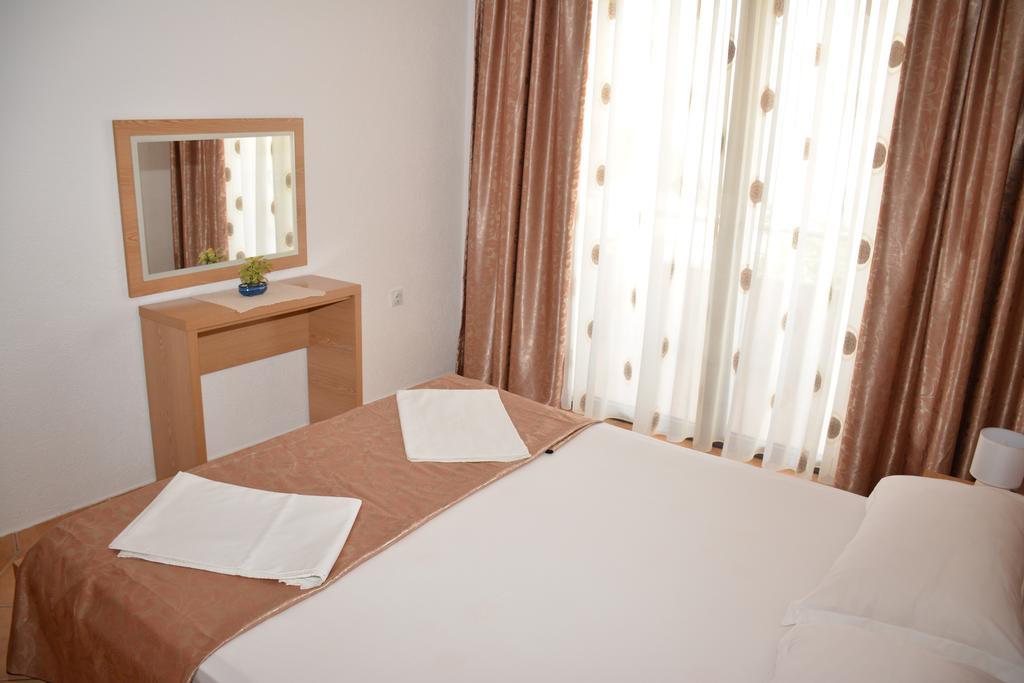Guest House Evropa 2 Ulcinj Exterior photo